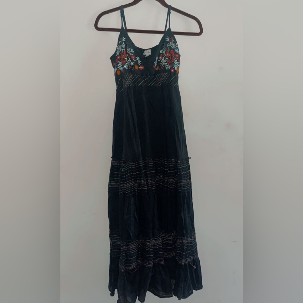 A beautiful navy blue size M embroidered sundress by the brand Mint Green!